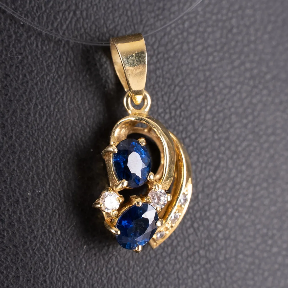 Pendentif de collier en forme de croissant en or jaune 585 avec bélière. Le croissant composé de 2 brins, au centre serti de…