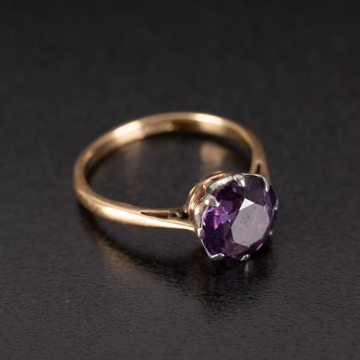 Schlichter Damenring aus 18ct Gelbgold, mittig bekrönt mit einem runden, geschliffenen Amethysten in Krappenfassung. Rin…