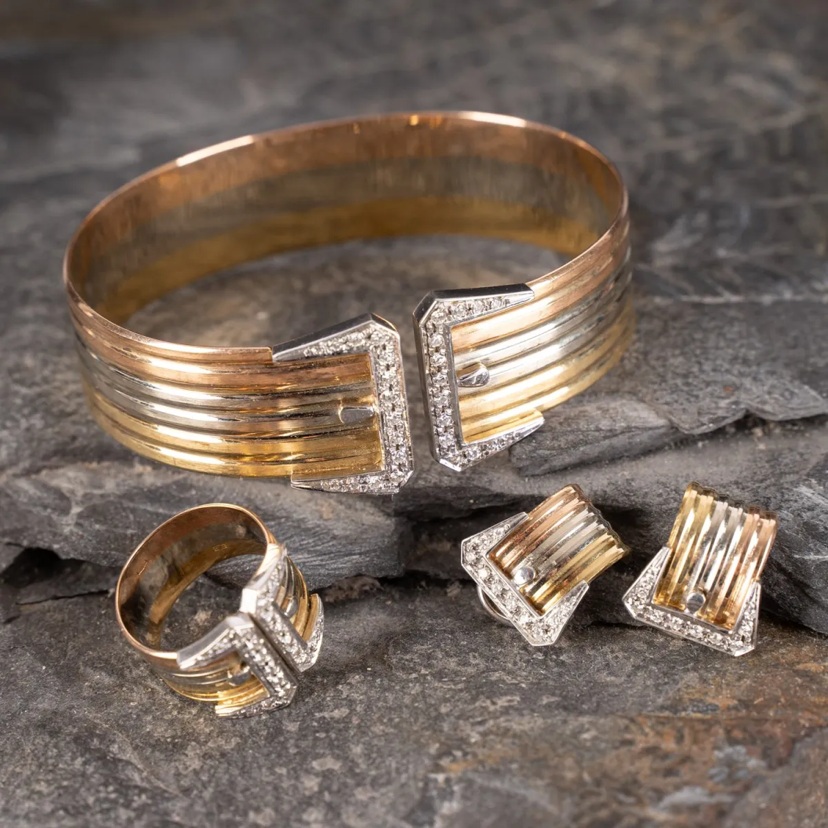 Parure de bijoux élégante en 4 pièces. Composée de : 1 bracelet (non fermé), 1 bague (taille env. 52) et 1 paire de clips d'oreilles…