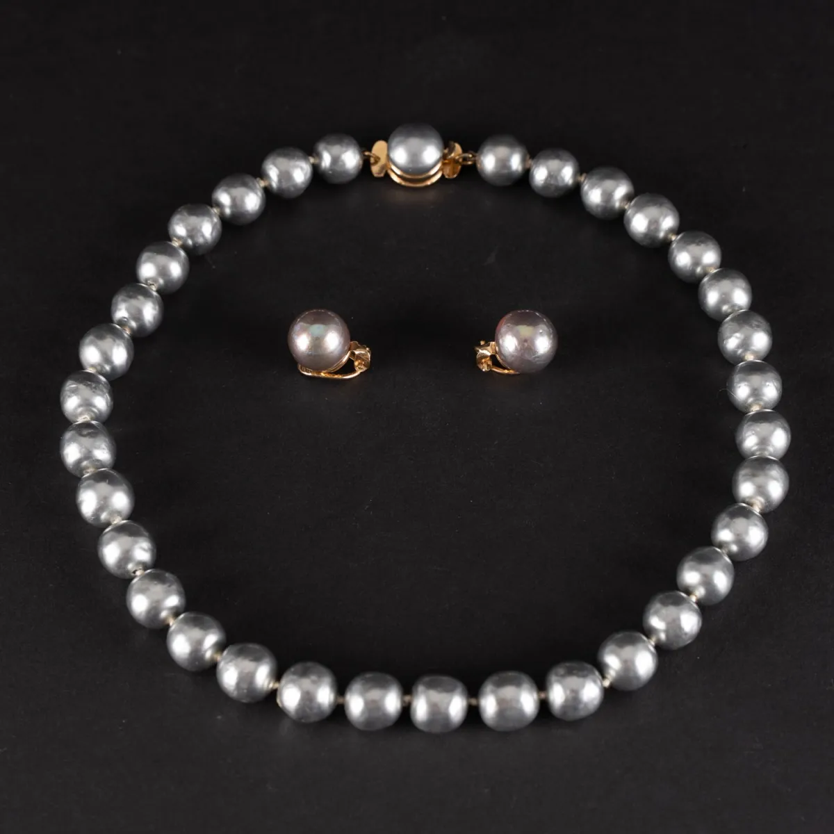 Collier de perles anthracite de Christian Dior et 2 clips d'oreilles assortis. Longueur du collier env. 39 cm, diamètre des perles d'oreille…