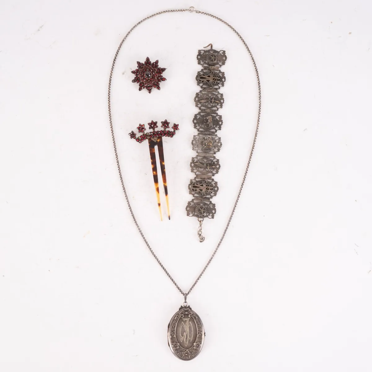4-teiliges Schmuckkonvolut, bestehend aus Gliederarmband, Amulett-Anhänger an 835er Silberkette, Haarnadel und sternförm…