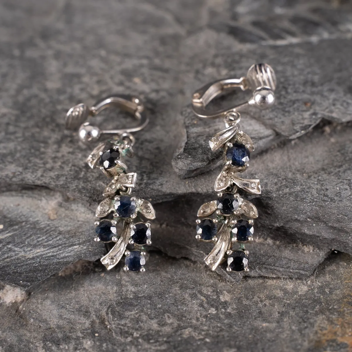 1 paire de boucles d'oreilles en or blanc 585, pendentifs fleur et feuille avec 5 pierres bleu foncé, clips