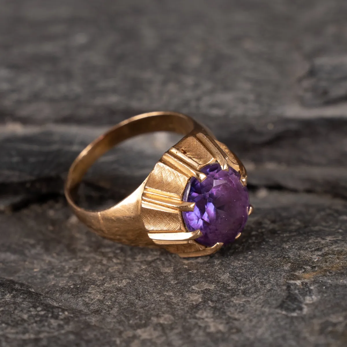 Ladies' ring, 750 yellow gold. High setting with cut amethyst (medium purple color) in 8-prong settings. Ring size
