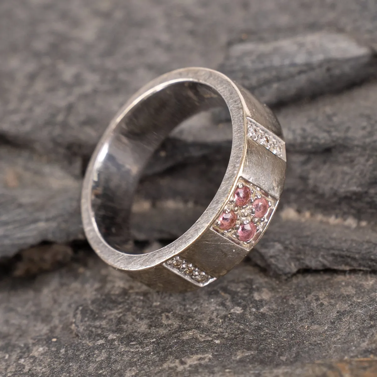 Timeless elegant band ring, 14k / 585 white gold, size 56, base metal setting, last quarter 20th c., very beautiful…