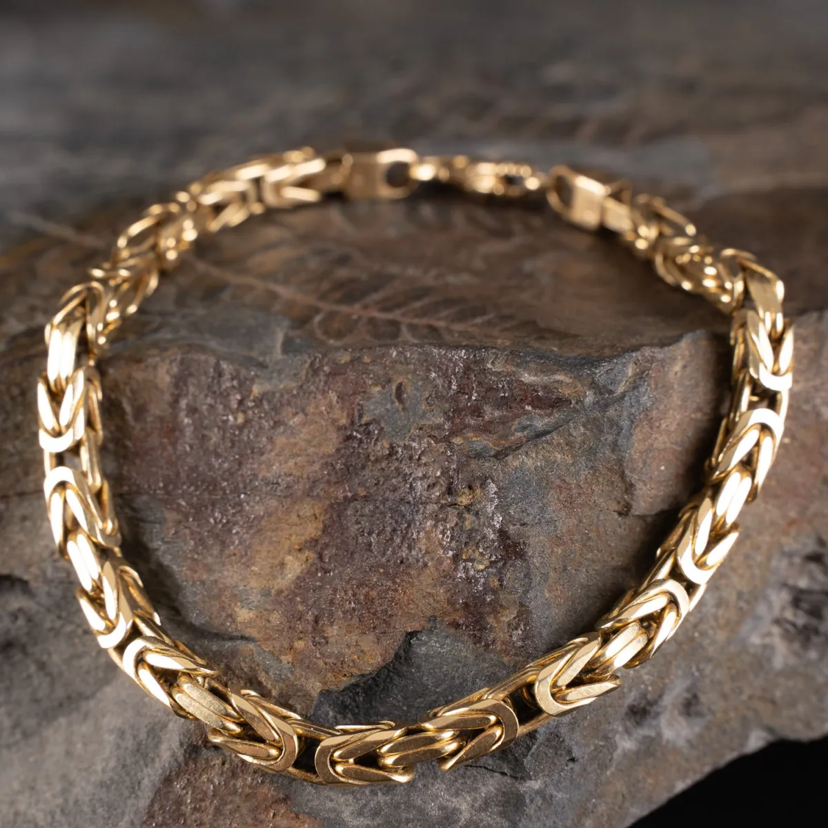 Gouden armband uit Italië, 14k geelgoud. Vierkante, bewerkte schakels met grote karabijnsluiting. Leng…