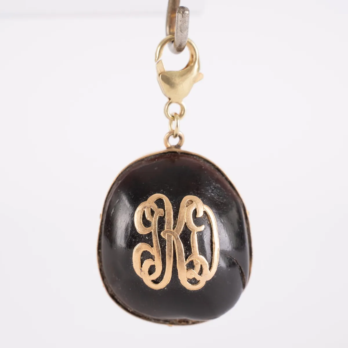 Ojo de Buey - pendentif œil de bœuf (graine), monogramme floral au centre en or jaune 18k, non précieux, u…