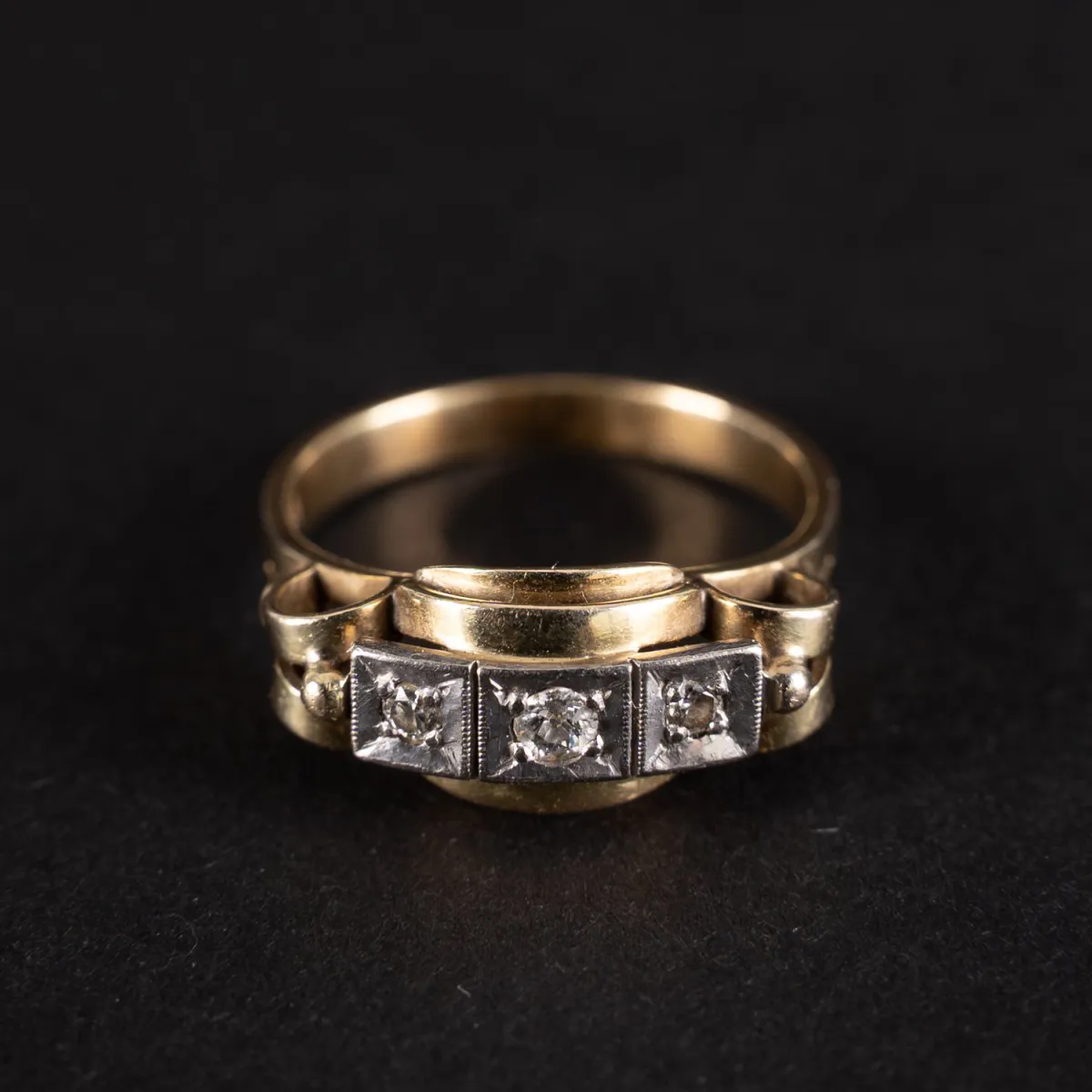 Damenring der 1930er / 40er Jahre, 14k / 585er Gelbgold, schlichter Ring mit hohem getreppten Aufsatz, der Ringkopf mit …