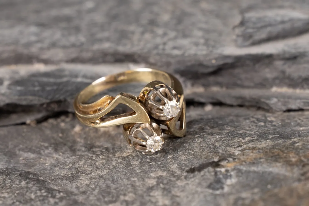 Ladies' ring with 2 diamonds (approx. 0.12 ct each), 585 yellow gold. Double shank, widening upwards to 2 S…