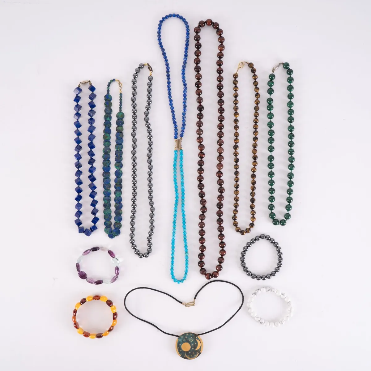 Lot de 12 chaînes et bracelets divers, principalement pierres semi-précieuses. Longueurs et états variés.
