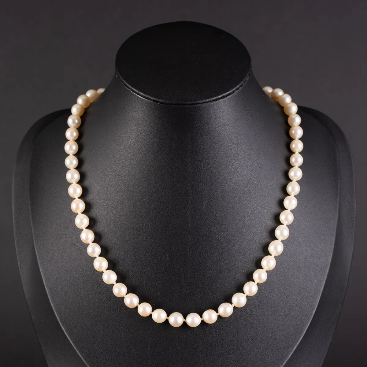 Cultured parelketting met 585 witgouden sluiting, bezet met 1 parel en kleine saffiertjes (ronde vorm).