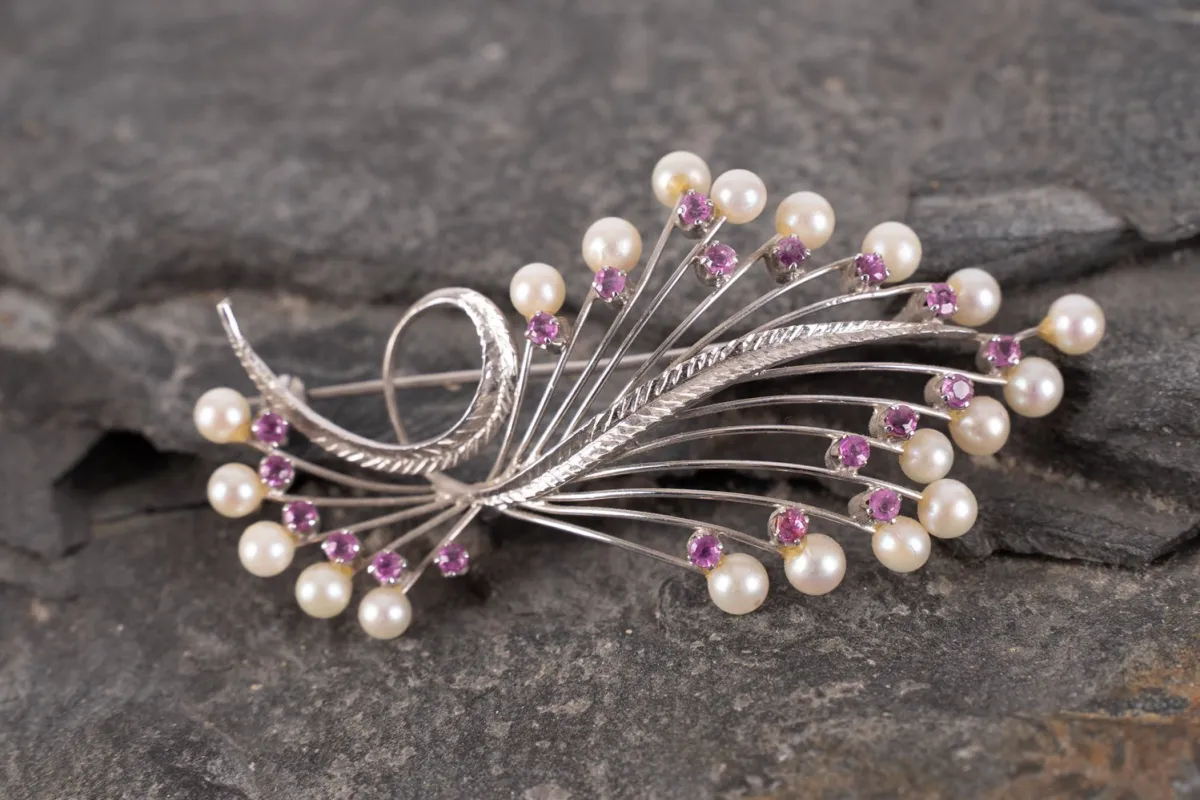 Broche uit de jaren 70, 18kt witgoud, gebogen steel van een bloem