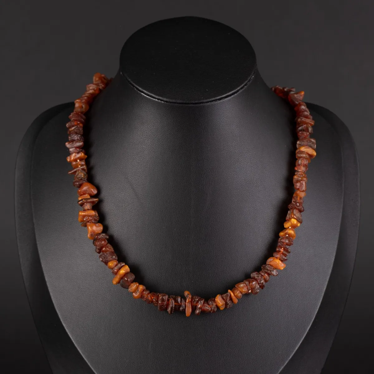 Collier court en ambre, similaire au lot précédent (maillons comme pour le collier précédent). Aimant allongé…
