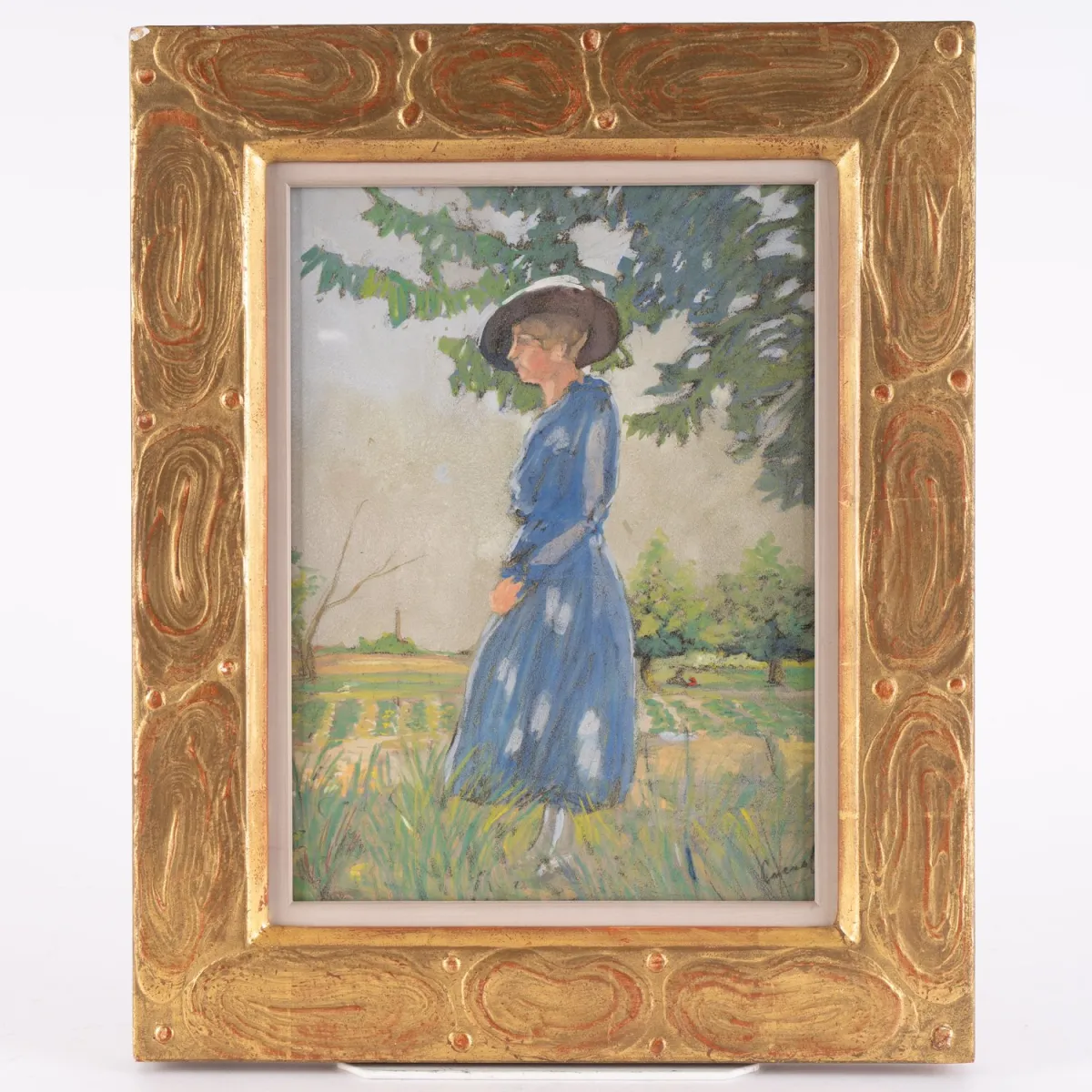 Dame en robe bleue dans un paysage de prairie estivale, pastel impressionniste de petit format avec gouache blanche sur papier
