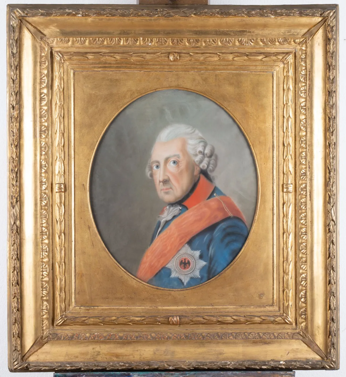 Großformatiges Brustbildnis Friedrich des Großen in Uniform mit Schärpe und großem Bruststern / Gardestern des Schwarzen…
