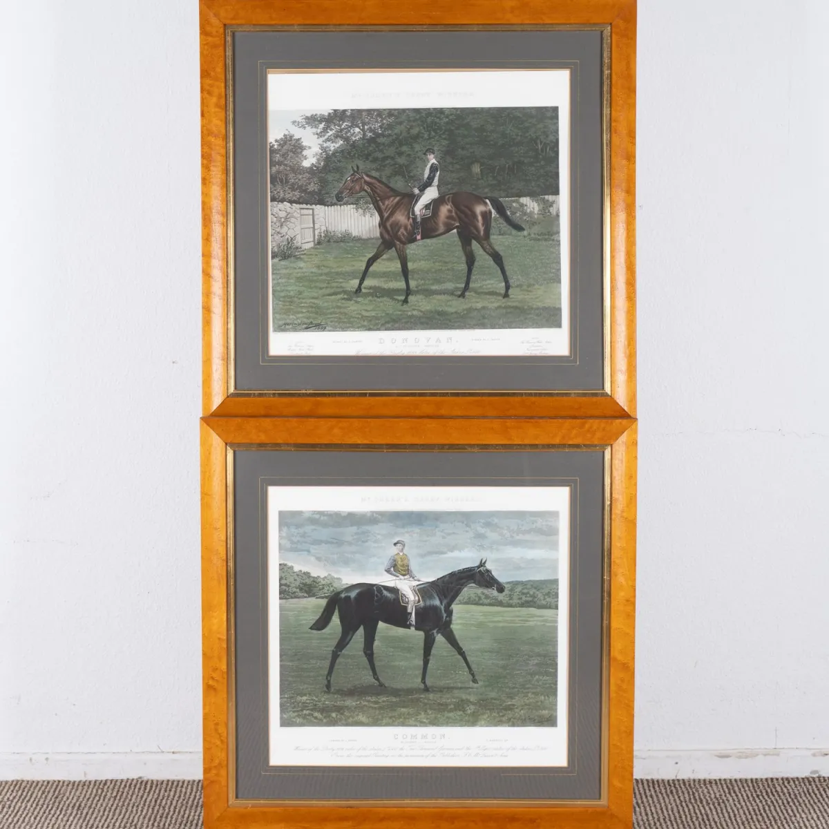 Paar hinter Glas gerahmte Mc Queen's Derby Winners , Farbdrucke, in Passepartout ; in britischen Mapel (Ahorn) furn…