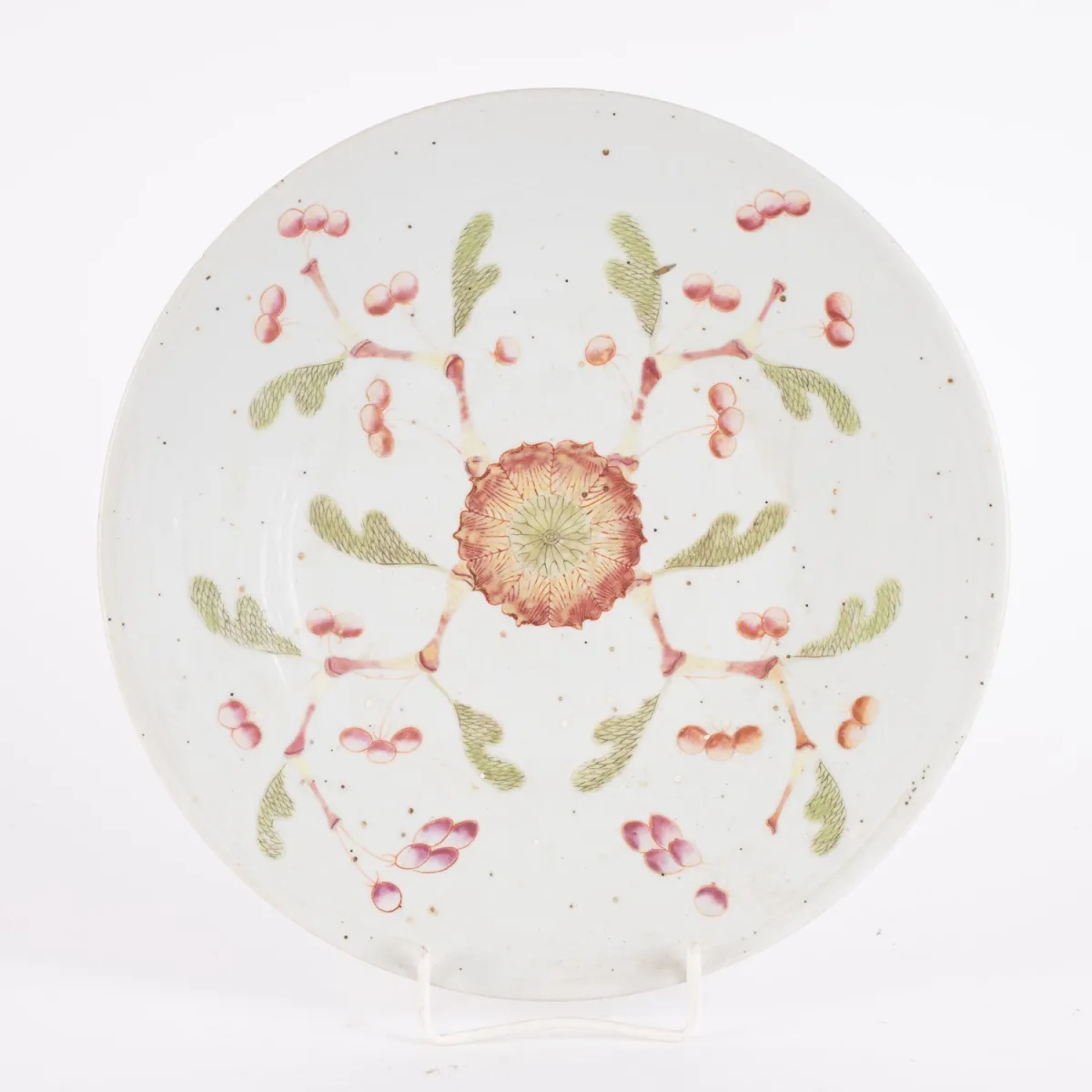 Round Famille Rose plate, China, late Qing Dynasty, 19th/20th c., unmarked export porcelain, minimal rim chips