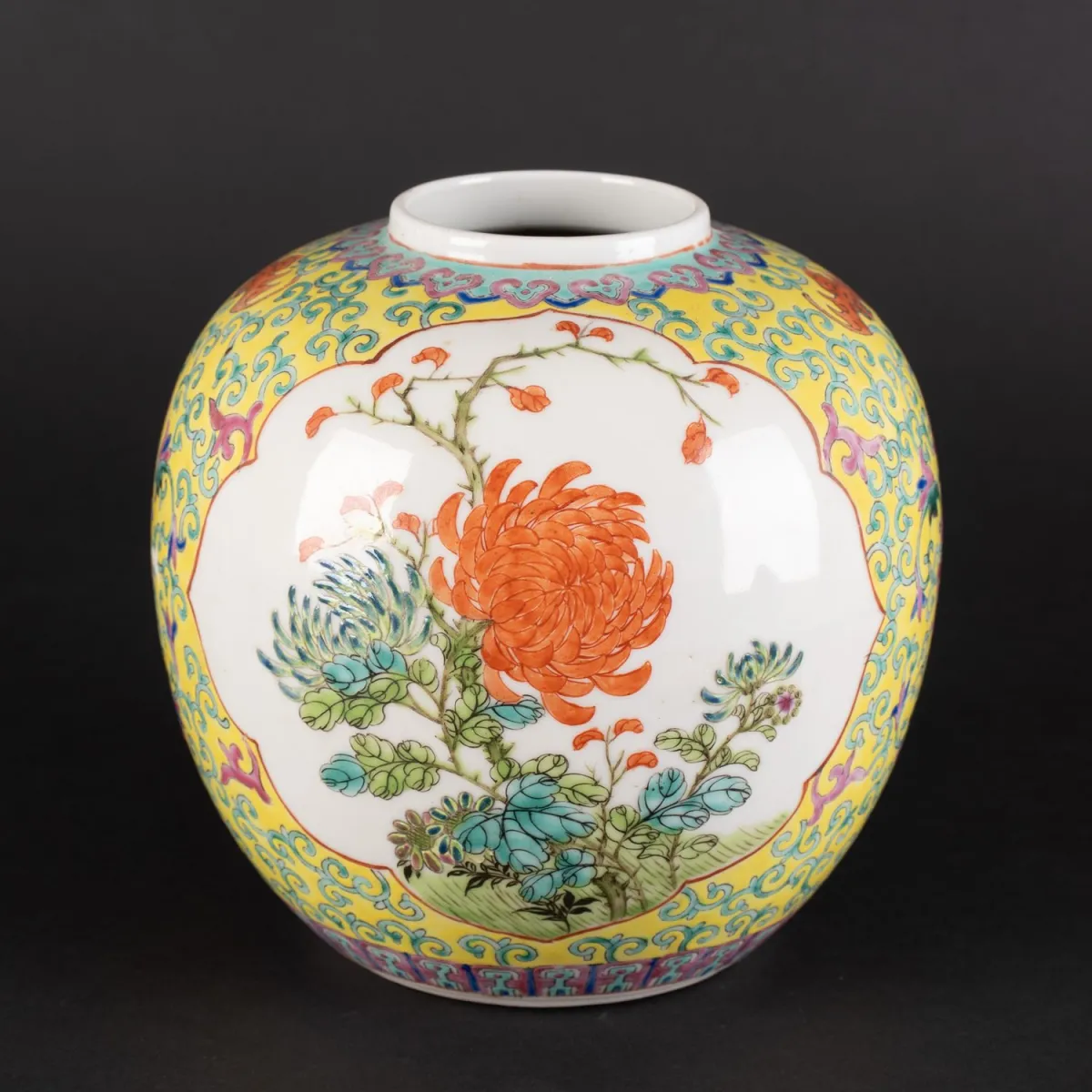 Ginger pot, Chinese white porcelain with polychrome enamel painting, PRC after 1949, very beautiful, undamaged…