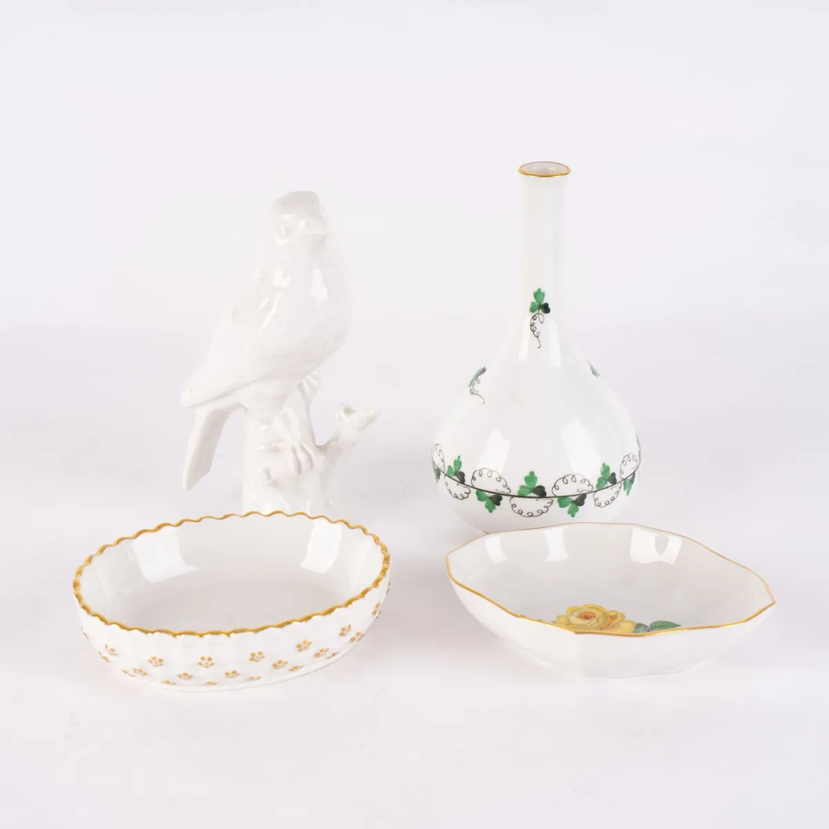 Lot de 4 objets en porcelaine divers, comprenant 1x petit vase de table ventru, Herend, hauteur env. 13 cm …