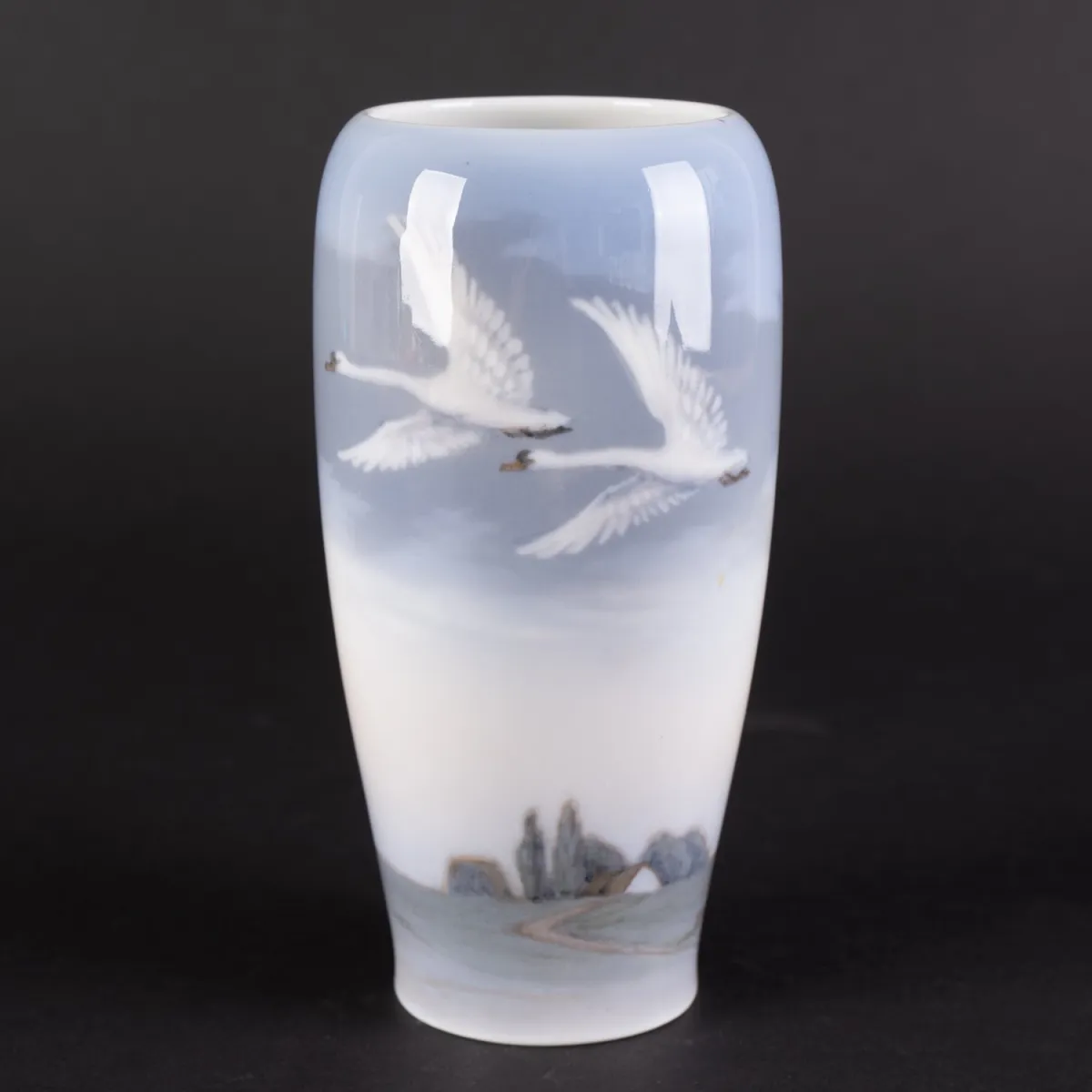 Très beau vase de table de Royal Copenhagen (Danemark 1955), forme conique, décor de cygnes volants au-dessus de petites…