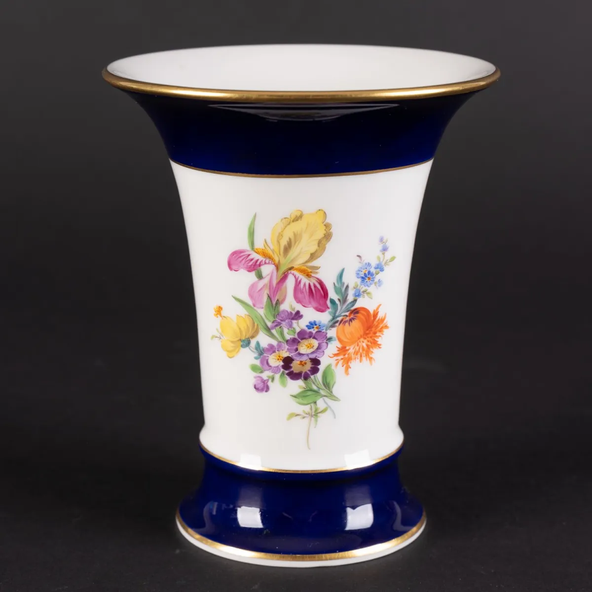 Vase, Meissen, porcelaine blanche saxonne, marque aux épées 3e choix, décor floral avec large bord bleu en haut et au pied.…