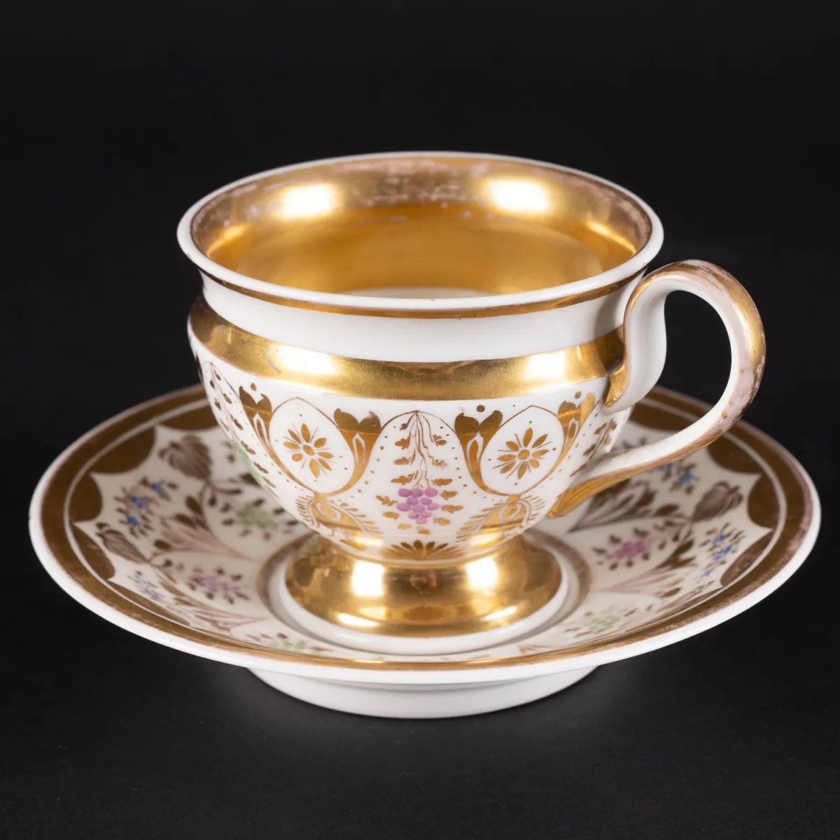 Service 2 pièces Immer Heiter sei dein Leben KPM Berlin vers 1900. Décor polychrome de fleurs et de raisins, riche dorure…