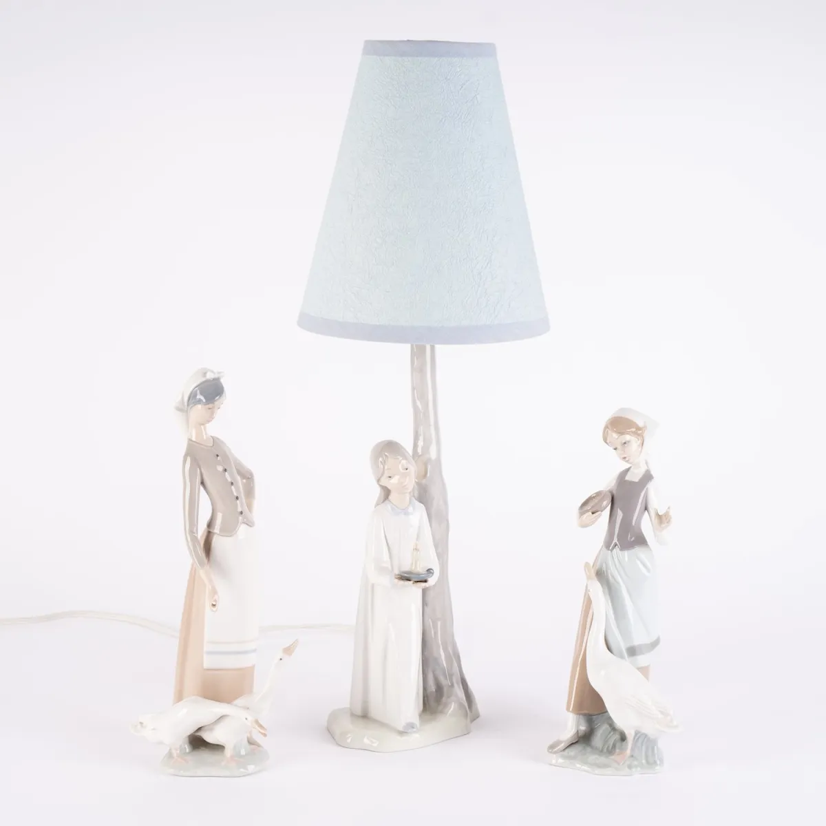 3-teiliges Nao und Lladro Figuren-Konvolut bestehend aus 2 Lladro Figuren, Höhe ca. 24 bzw. ca. 28 cm und einflammig, el…