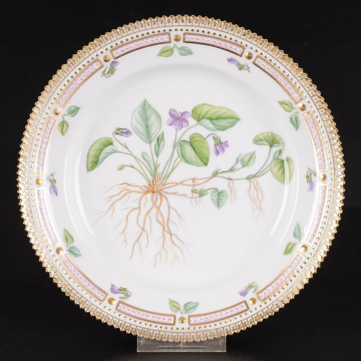 Assiette plate FLORA DANICA, Viola odorata L., Royal Copenhagen, porcelaine blanche danoise, avec détaillé et complexe, ...