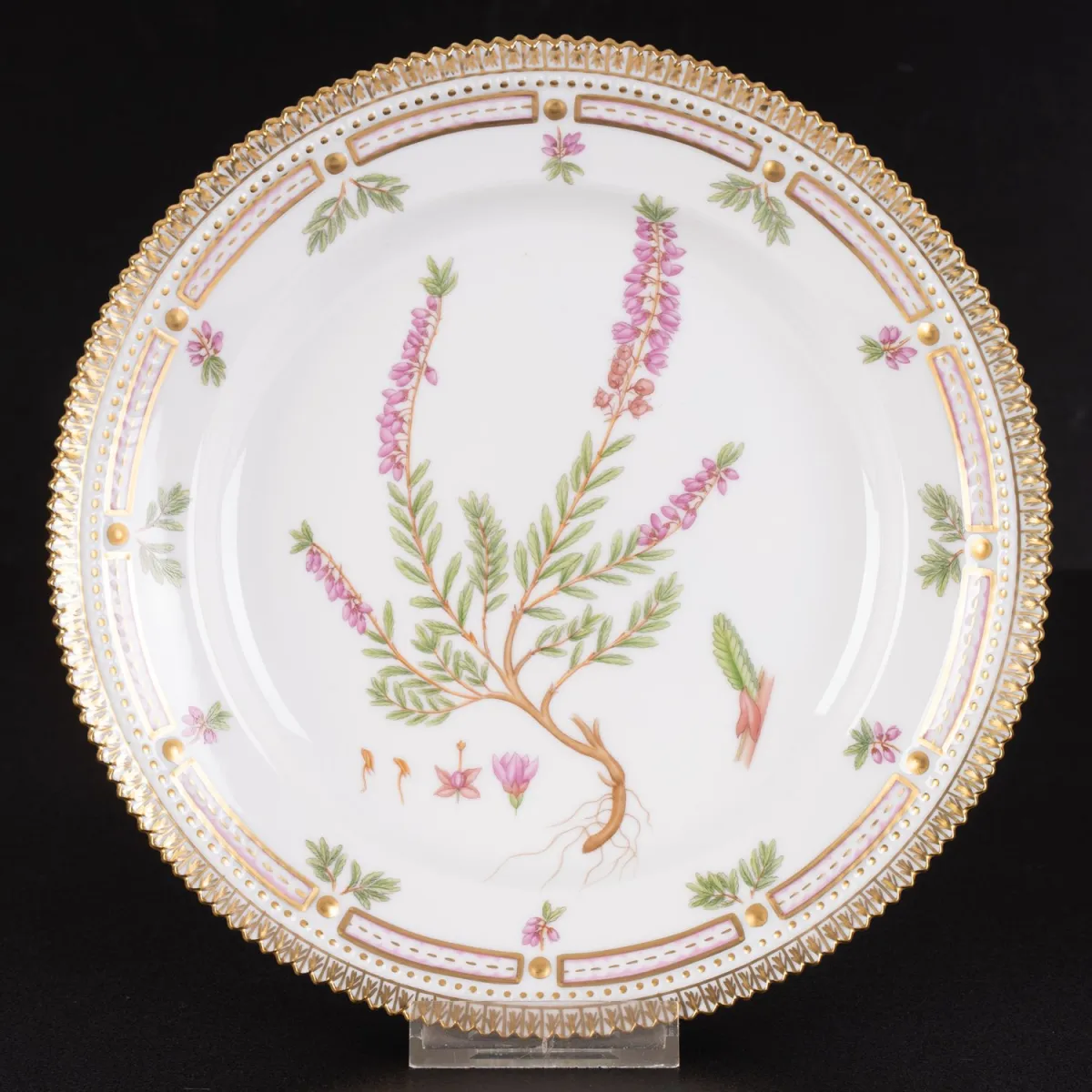 Assiette plate FLORA DANICA, Erica vulgaris L., Royal Copenhagen, porcelaine blanche danoise, décor élaboré et détaillé