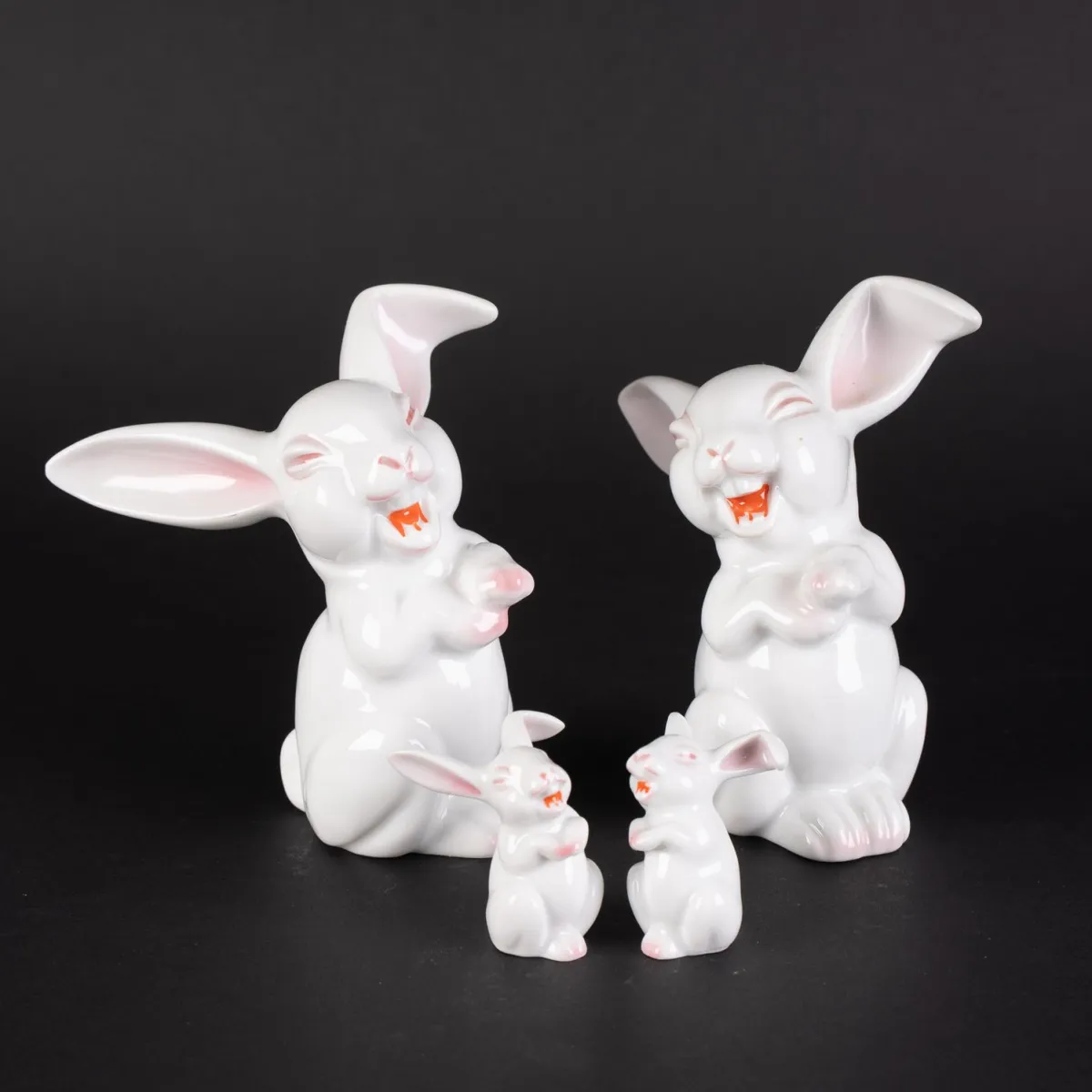 4 lachende Hasen in 2 Größen, Rosenthal, sehr schöner Erhalt. Höhe ca. 4,5 bzw. ca. 13,5 cm.