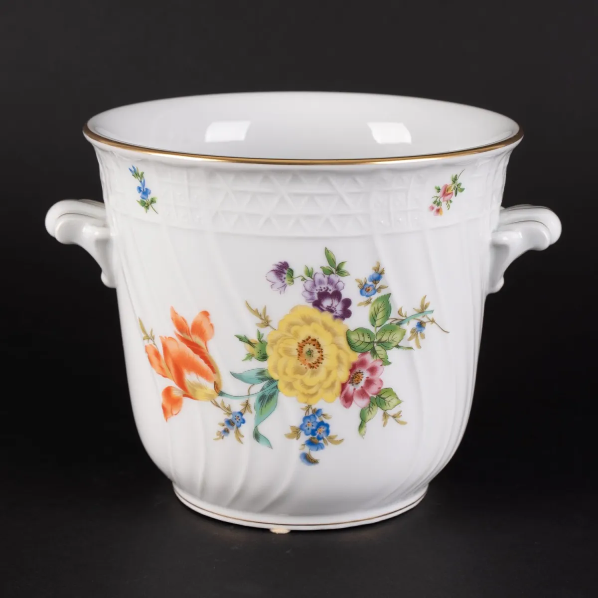 Blumentopf / Cachepot, LHS Hutschenreuther Form Dresden, Weißporzellan mit polychromem Blütendekor und dezenter Goldstaf…