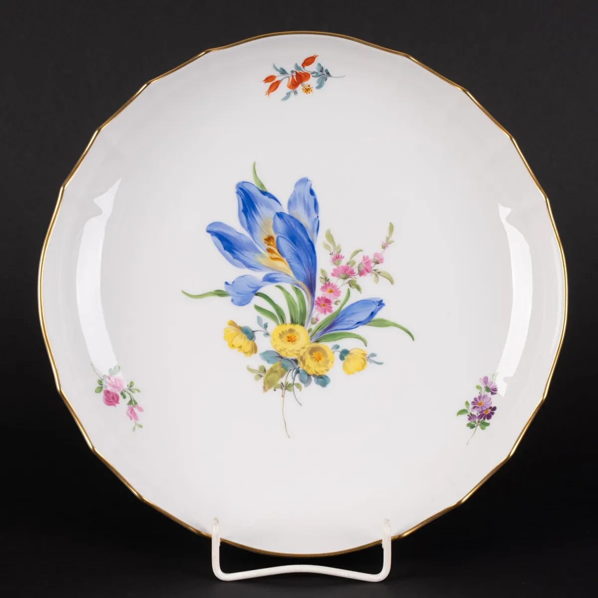 Plat / assiette à gâteau rond, Meissen, marque aux épées 1er choix, modèle VIX, porcelaine blanche saxonne avec peinture polychrome