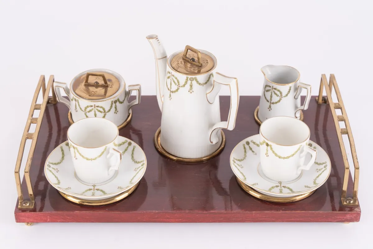 Rare dejeuner, children's dinner set for 2 persons, on matching handled tray. Circa 1900/20. Tray size approx. 6.5 x 19 …