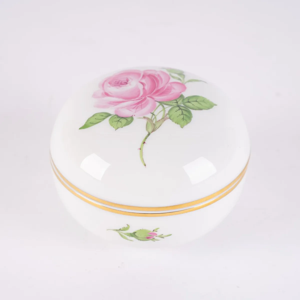 Boîte ronde avec couvercle, Meissen, marque aux épées 1er choix, porcelaine blanche saxonne avec décor de roses polychrome et or discret…
