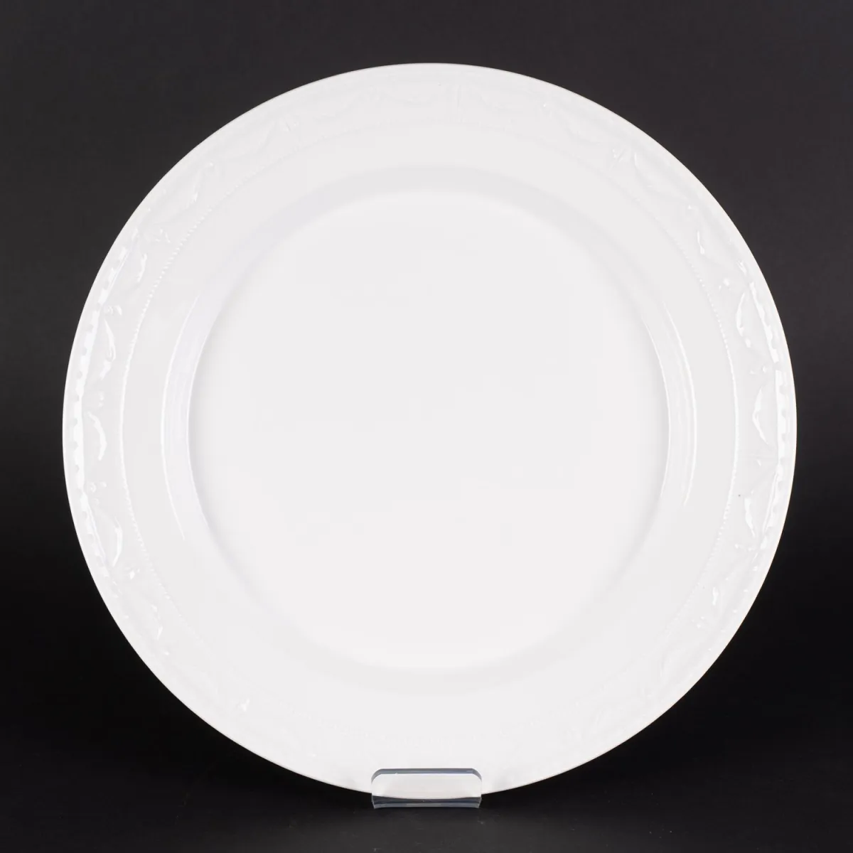 Grote ronde groenteschaal, diameter ca. 37 cm, KPM Kurland, klassiek elegant wit porselein uit het late 20e eeuw, deels…