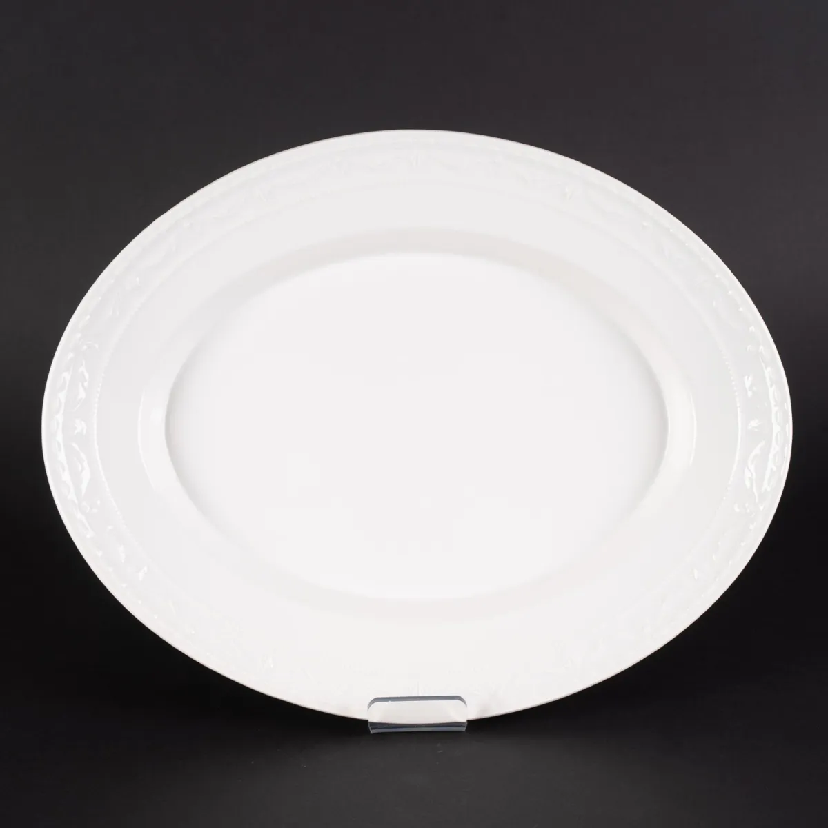Grote ovale braadslede, diameter ca. 37 cm, KPM Kurland, klassiek elegant wit porselein uit het late 20e eeuw, deels…