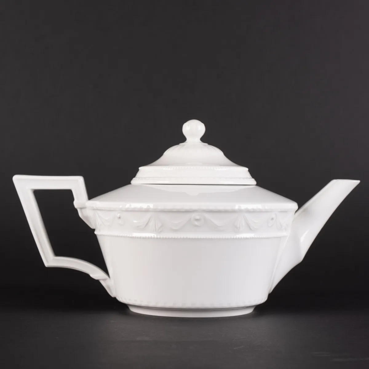 Theepot, lengte ca. 28,5 cm, KPM Kurland, klassiek elegant wit porselein van het late 20e eeuw, deels plastisch verhoogd…