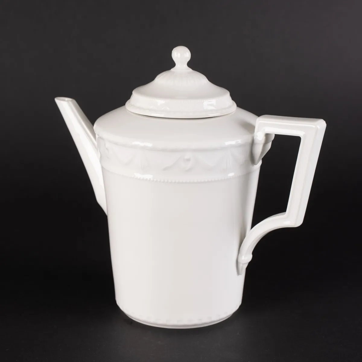 Cafetière, hauteur env. 16,5 cm, KPM Kurland, porcelaine blanche élégante classique de la fin du 20e siècle, partiellement en relief…