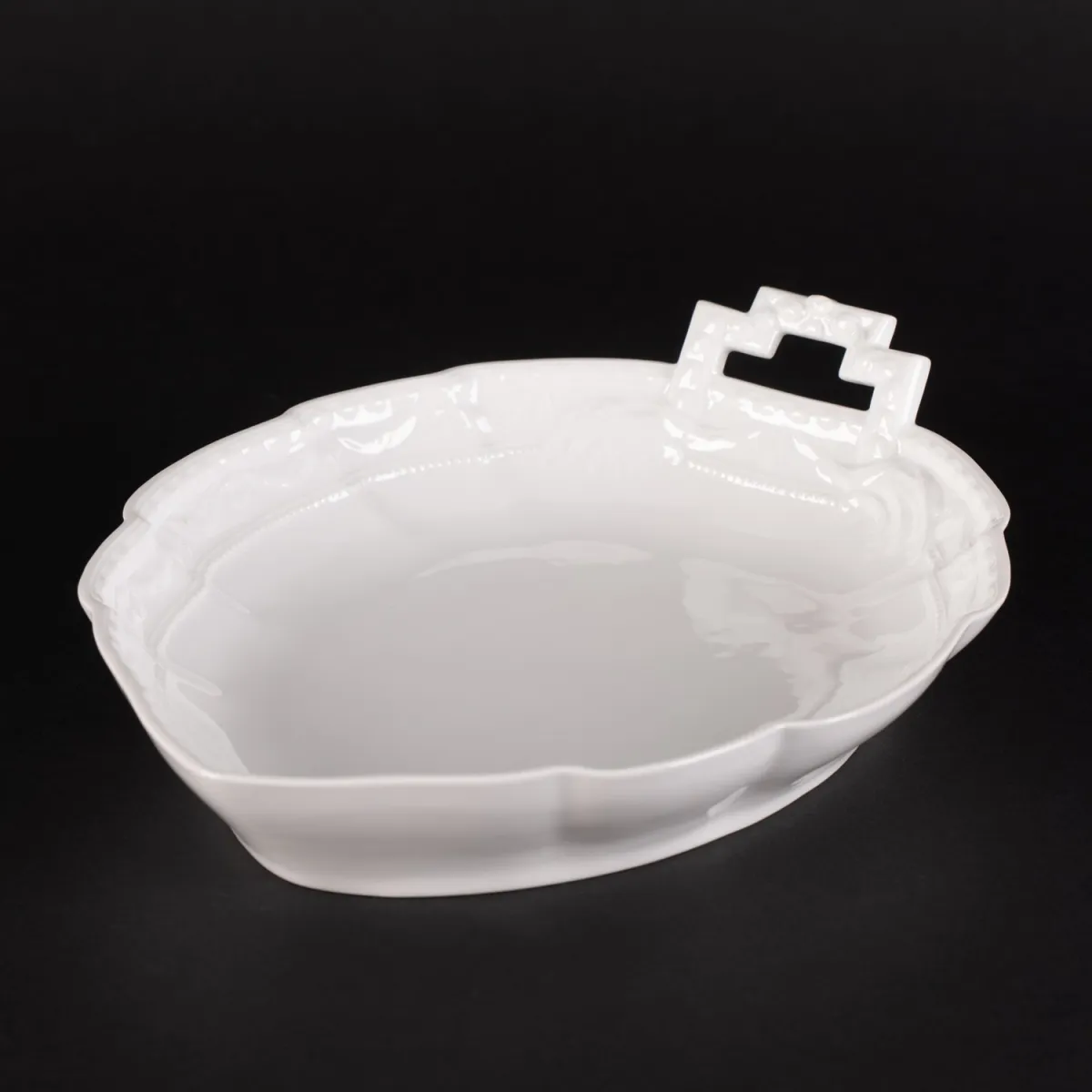 Ovale bladschaal, lengte ca. 23,5 cm, KPM Kurland, klassiek elegant wit porselein van het late 20e eeuw, deels plastisch