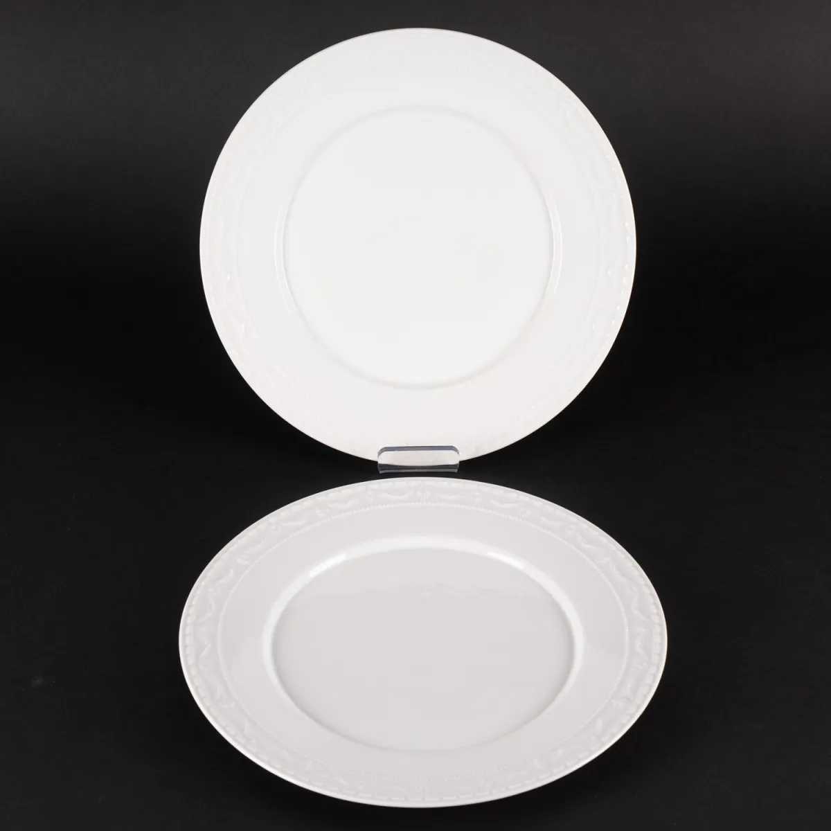 2 sehr große flache Speiseteller, Durchmesser je ca. 29 cm, KPM Kurland , klassisch elegantes Weißporzellan des späten 2…
