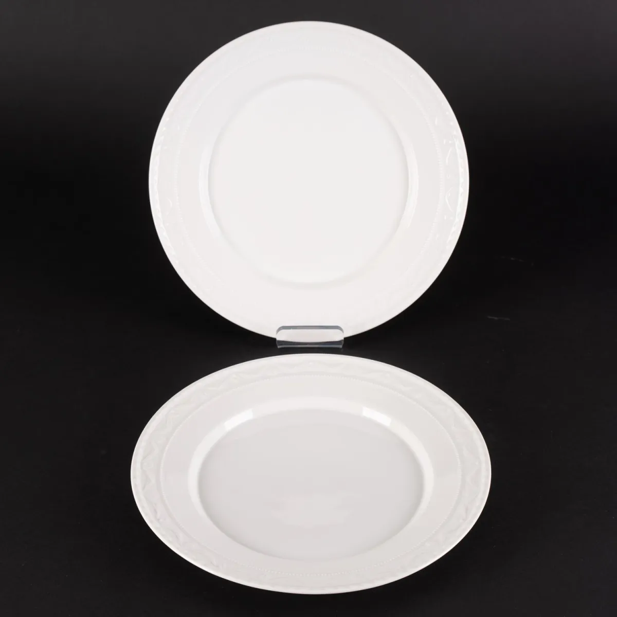2 medium-sized flat dinner plates, diameter approx. 26 cm each, KPM Kurland, classic elegant white porcelain from the late 20th century