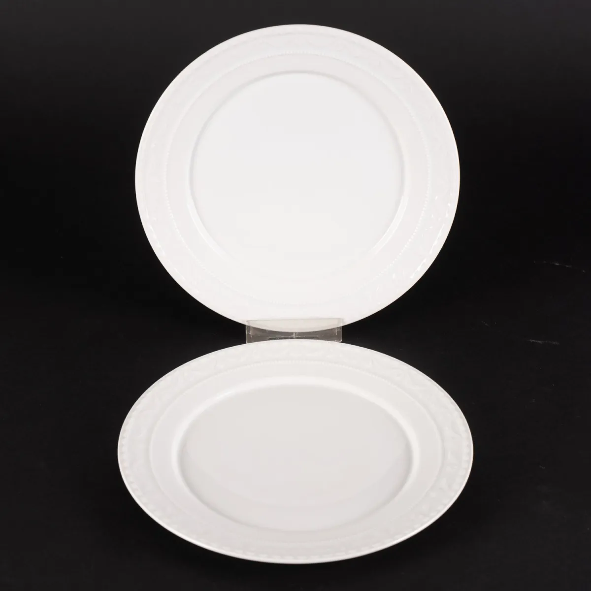 2 taartborden, diameter elk ca. 20 cm, KPM Kurland, klassiek elegant wit porselein uit het late 20e eeuw, deels platé