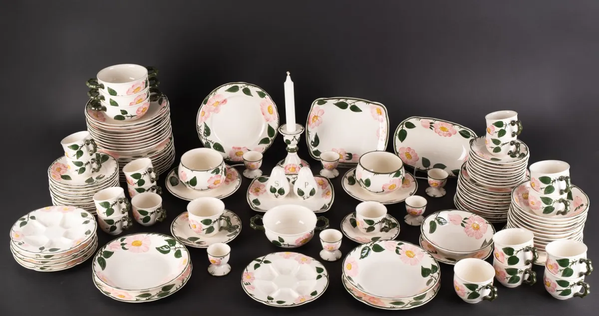 Extensive 111-piece Villeroy und Bach Wildblume service for at least 6 people, various, nice used condition