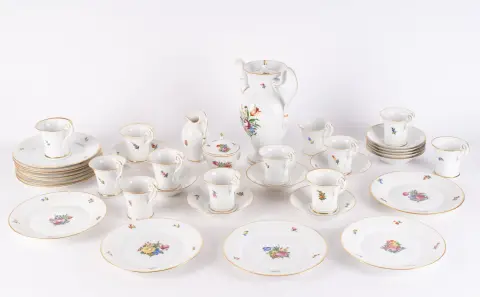 38dílná empírová kávová souprava, Nymphenburg, bavorský bílý porcelán s polychromovanou květinovou malbou a jemným zlacením…