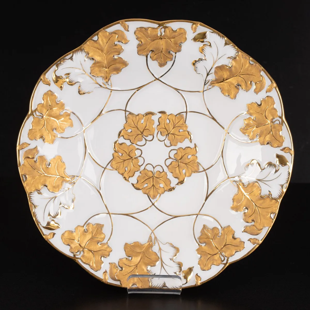 Magnificent Meissen display plate, Saxon white porcelain, sword mark, 1st choice, diameter approx. 27 cm, richly…