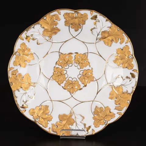 Nádherný dekorativní talíř Meissen, saský bílý porcelán, značka mečů, 1. jakost, průměr cca 27 cm, bohatě…