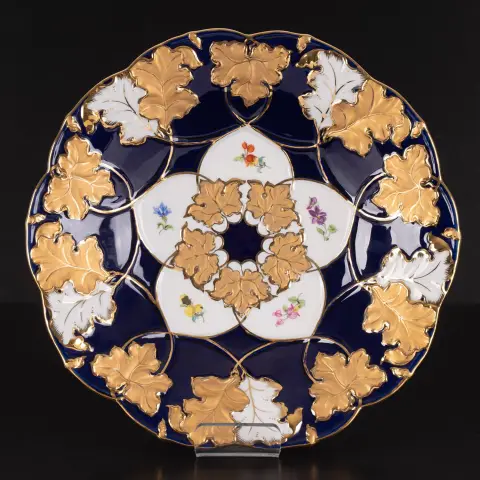 Nádherný dekorativní talíř Meissen, saský bílý porcelán, značka mečů 3, výběr, girlanda listů na okraji