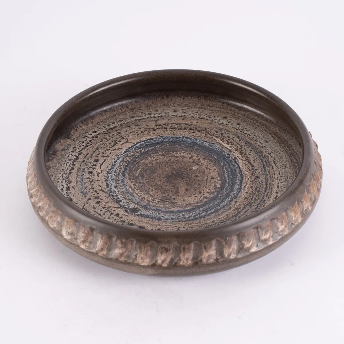Flat round ceramic bowl, polychrome glaze, light body, raised rim, marked Judi Kunst - Danmark