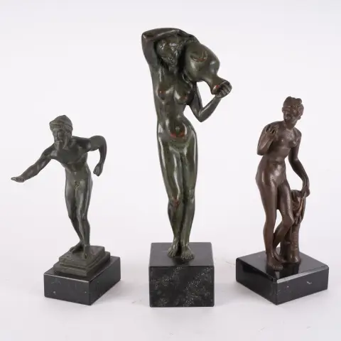 Soubor 3 figurálních malých bronzů z 20./21. století, max. výška s podstavcem cca 30,5 cm.