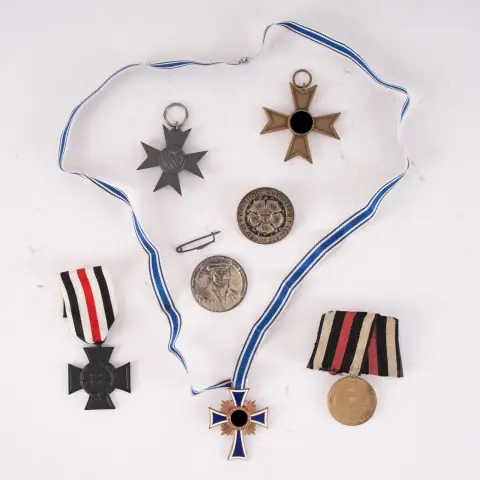 Lot de 7 pièces d'ordres et insignes, Empire allemand et 3e Reich, âges, tailles, matériaux et états divers.