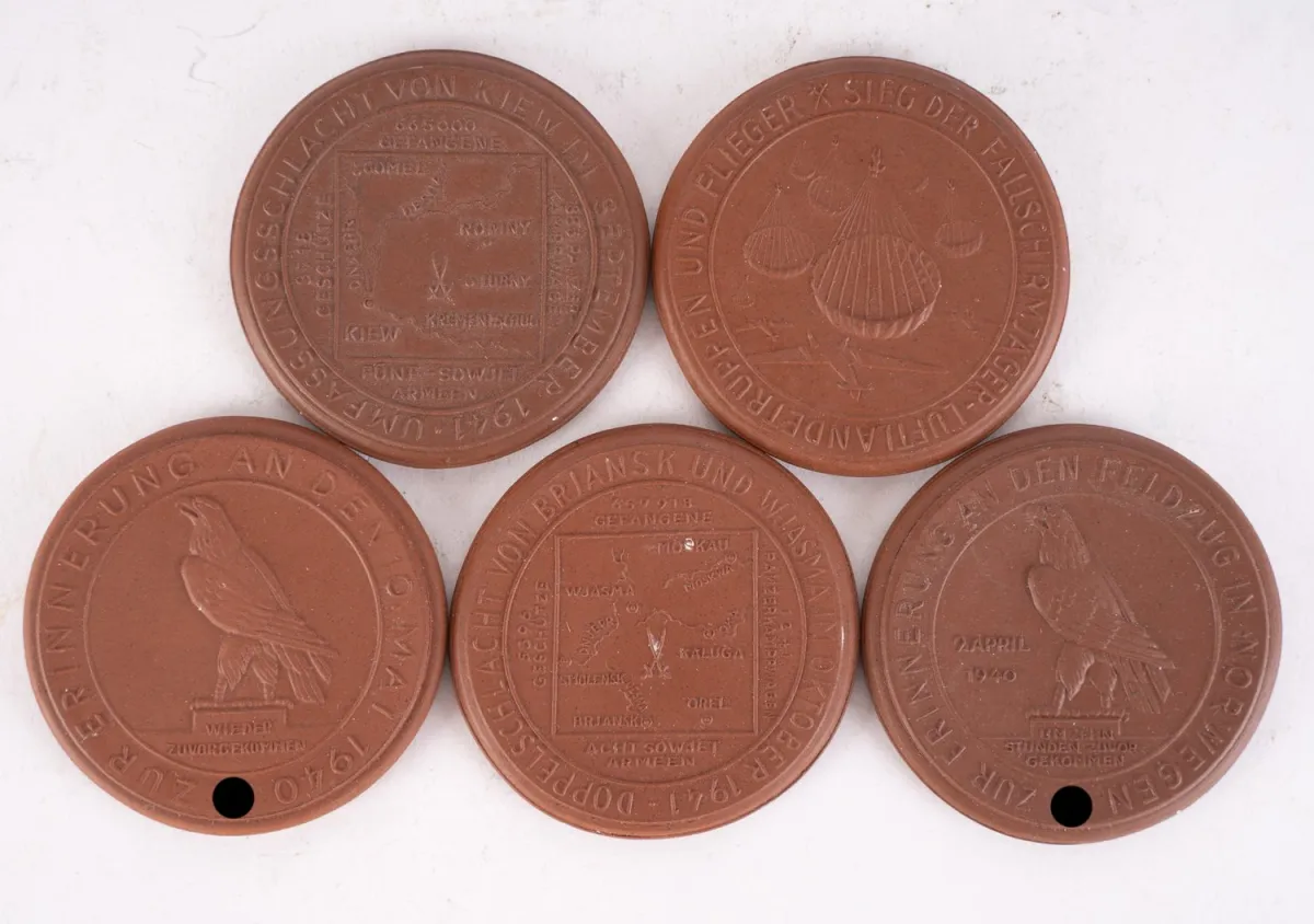 Collection de 5 médailles en grès de Böttcher de la manufacture de Meissen. Entre autres désigné : 7e Fallschirmjäger…